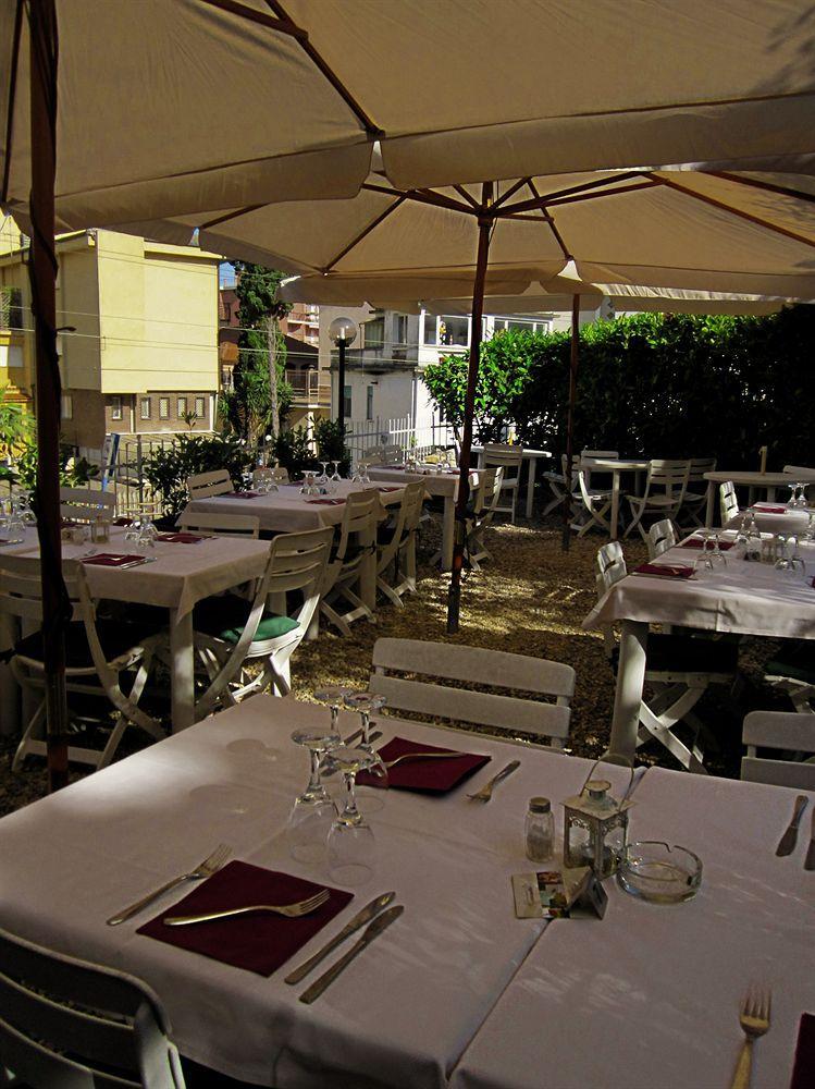 Hotel Ristorante Il Caminetto Diano Marina Exteriör bild